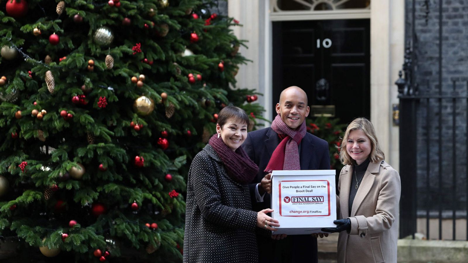 Un grupo de diputados británicos entrega las firmas en la residencia de Theresa May.