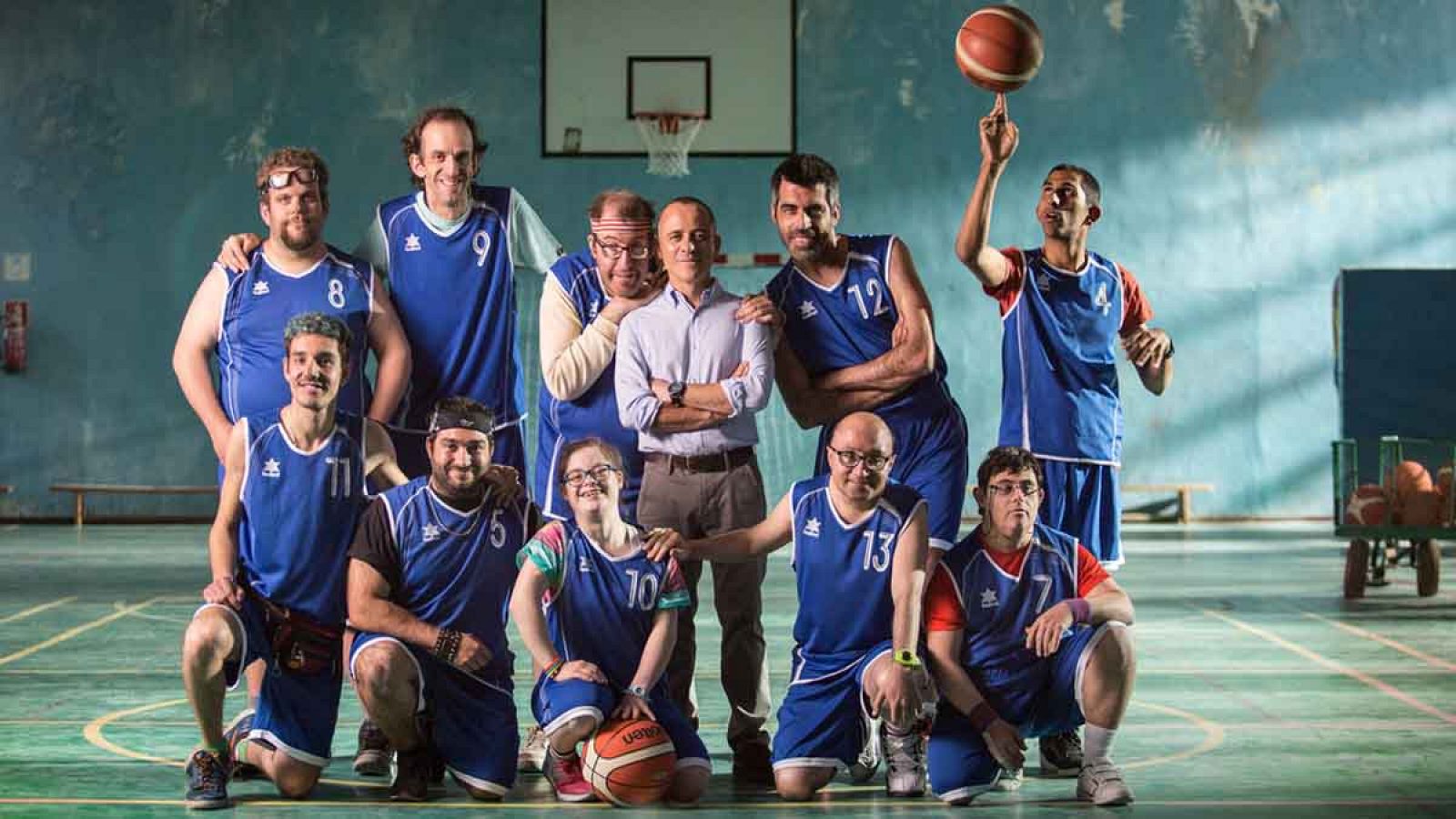 Fotograma del equipo de baloncesto de 'Campeones' de Javier Fesser