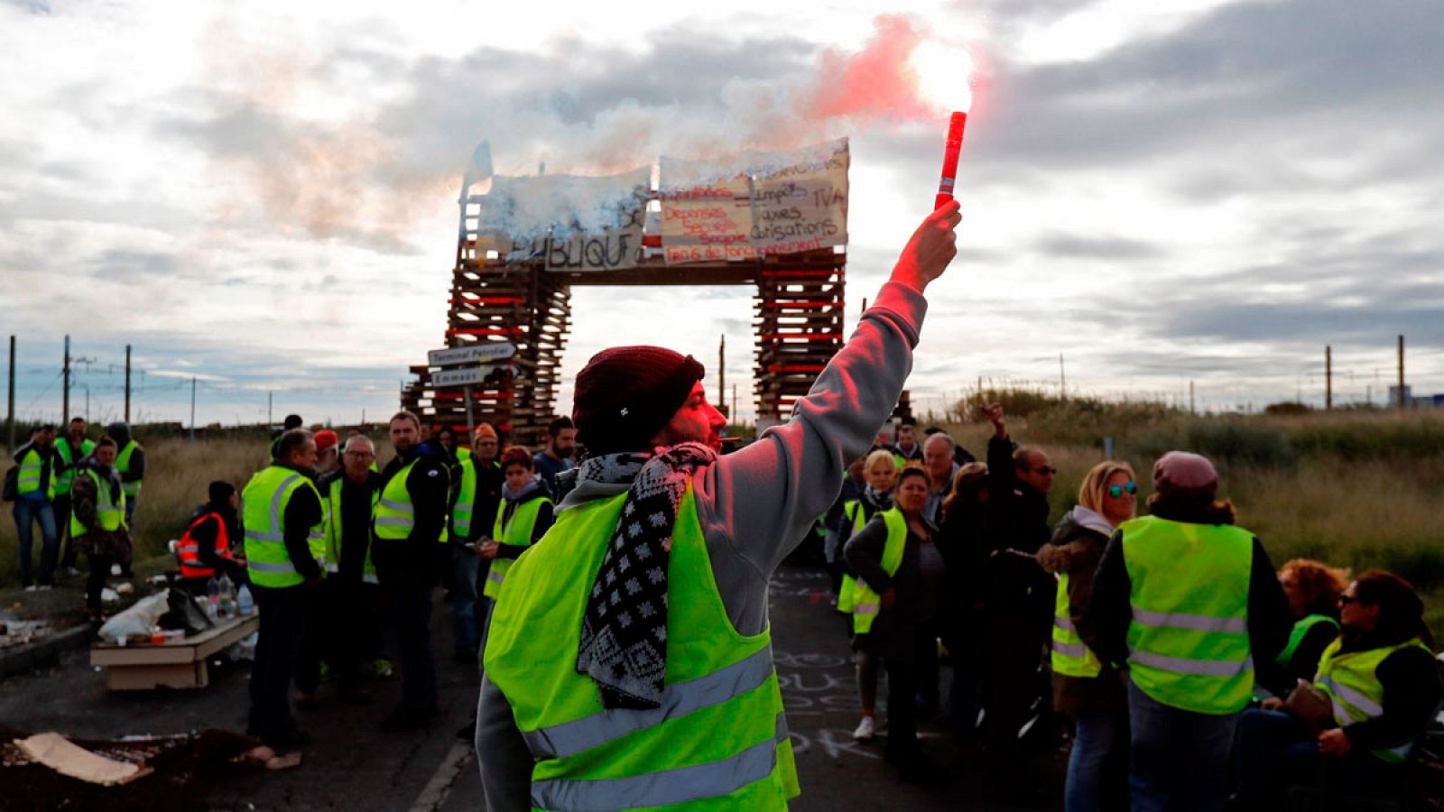 Manifestantes de los "chalecos amarillos" bloquean el acceso a una refinería de petróleo de Frontignan (Francia)