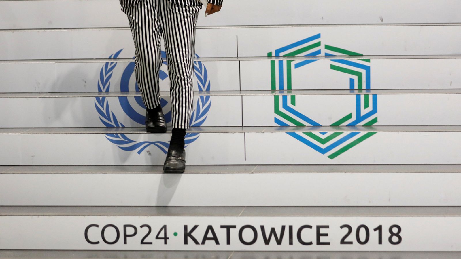 Escaleras en la sede de la Cumbre del Clima que se celebra en Katowice (Polonia).