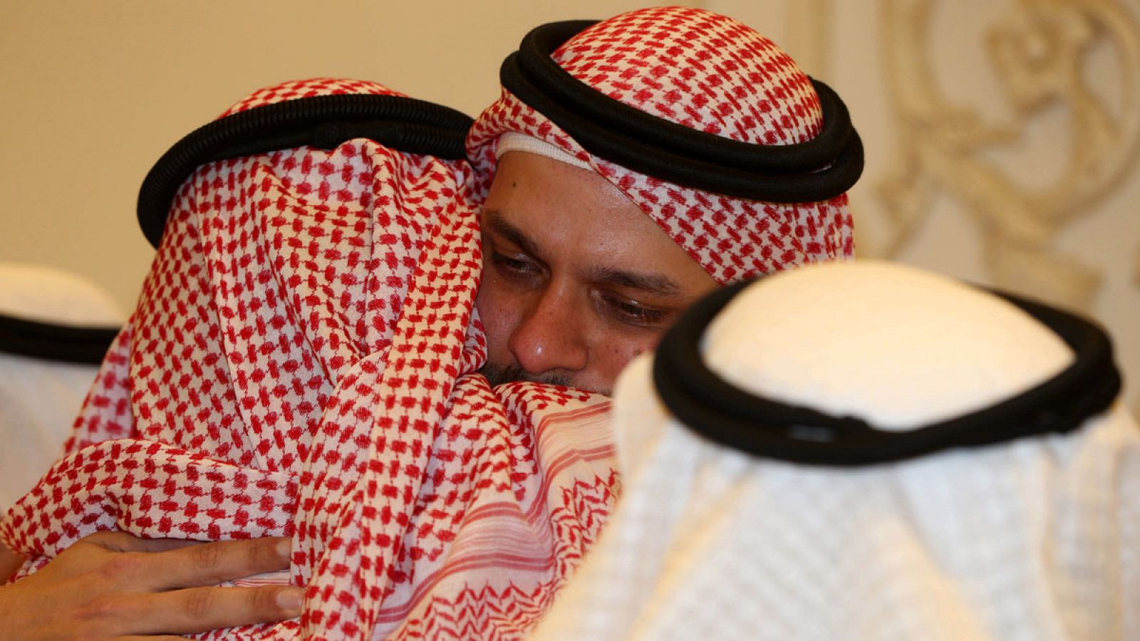 Salah Khashoggi (C), hijo del periodista opositor asesinado Jamal Khashoggui, escucha las condolencias por su pérdida en Yeda (Arabia Saudí) el 16 de noviembre.