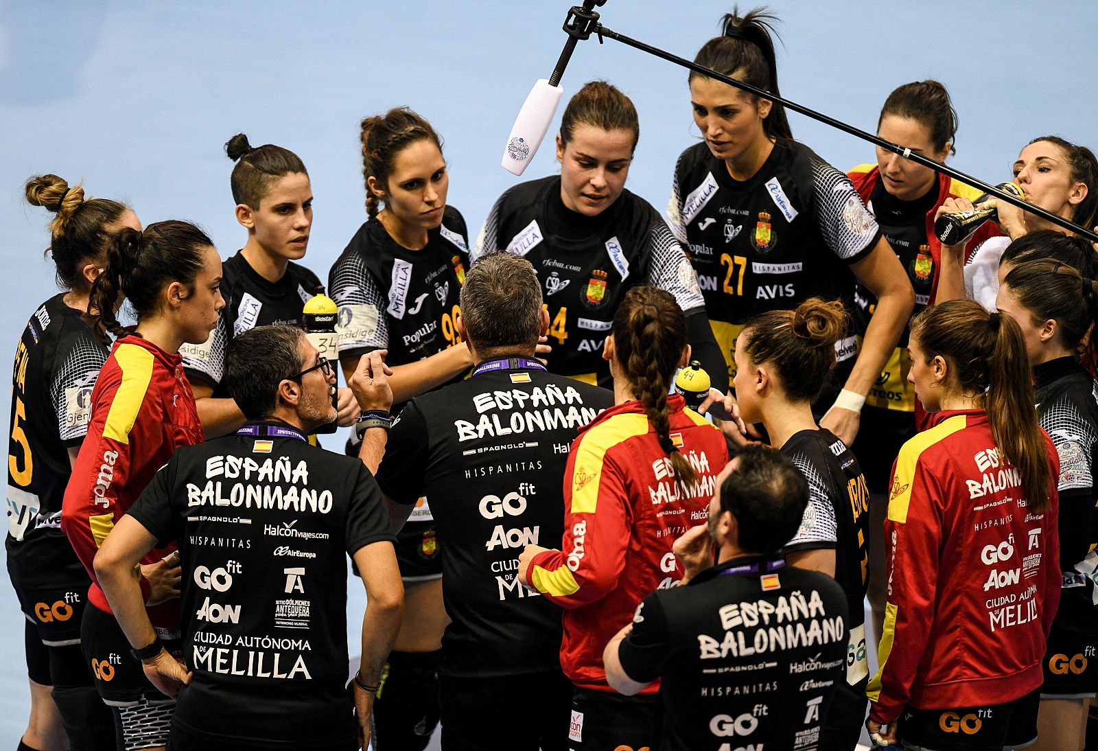El entrenador de España, Carlos Viver Arza (c), le da indicaciones a sus jugadoras durante un partido de balonmano del Campeonato Europeo Femenino 2018 entre España y Holanda,