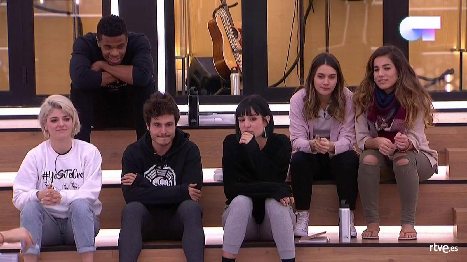 Miki, Sabela, Famous, Natalia, Alba y Julia durante el reparto de temas de la semifinal de 'OT 2018'