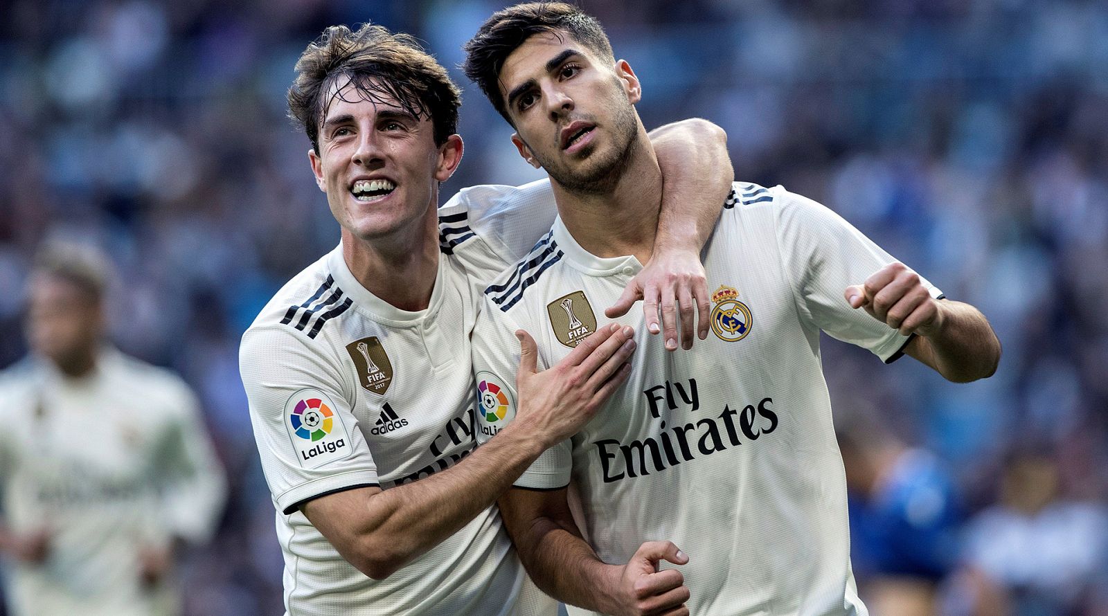 El delantero del Real Madrid Marco Asensio, y el defensa Álvaro Odriozola, festejan el gol del primero.