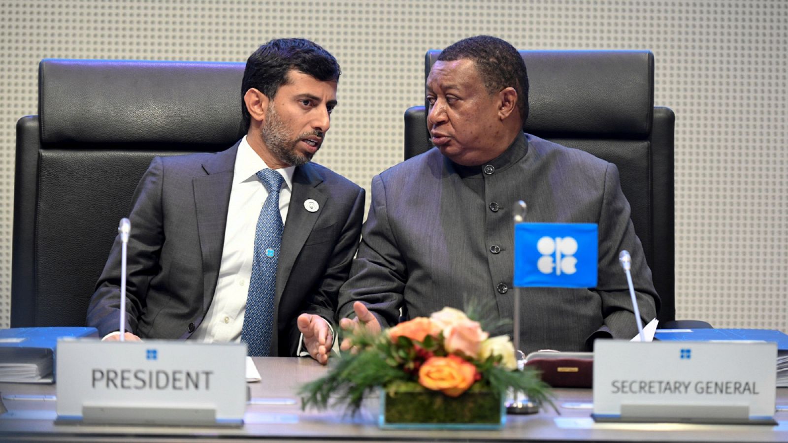 Suhail Mohammed Al Mazrouei, ministro de Energía de Emiratos Árabes Unidos y presidente de la Conferencia de la OPEP, conversa con el secretario general de la OPEP, Mohammed Barkidoprior