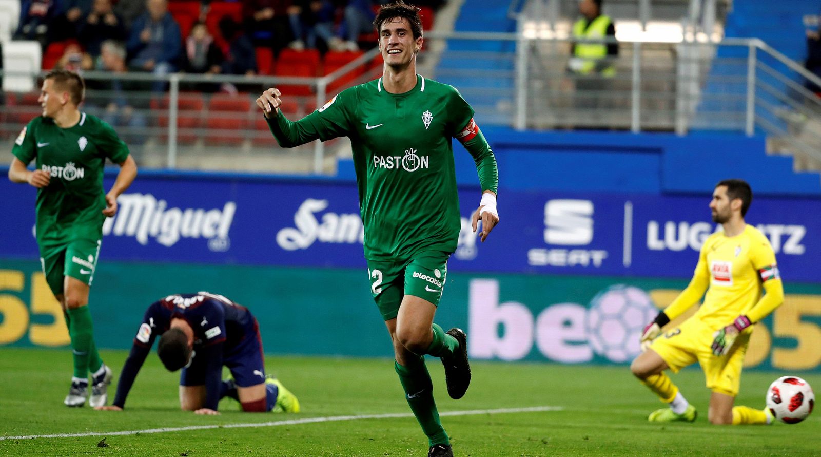 El centrocampista del Sporting de Gijón, Pablo Pérez celebra su gol ante el Eibar, el segundo del equipo.