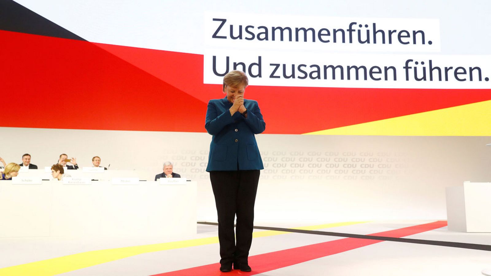 Angela Merkel, emocionada, abre el congreso en el que se despide de la CDU