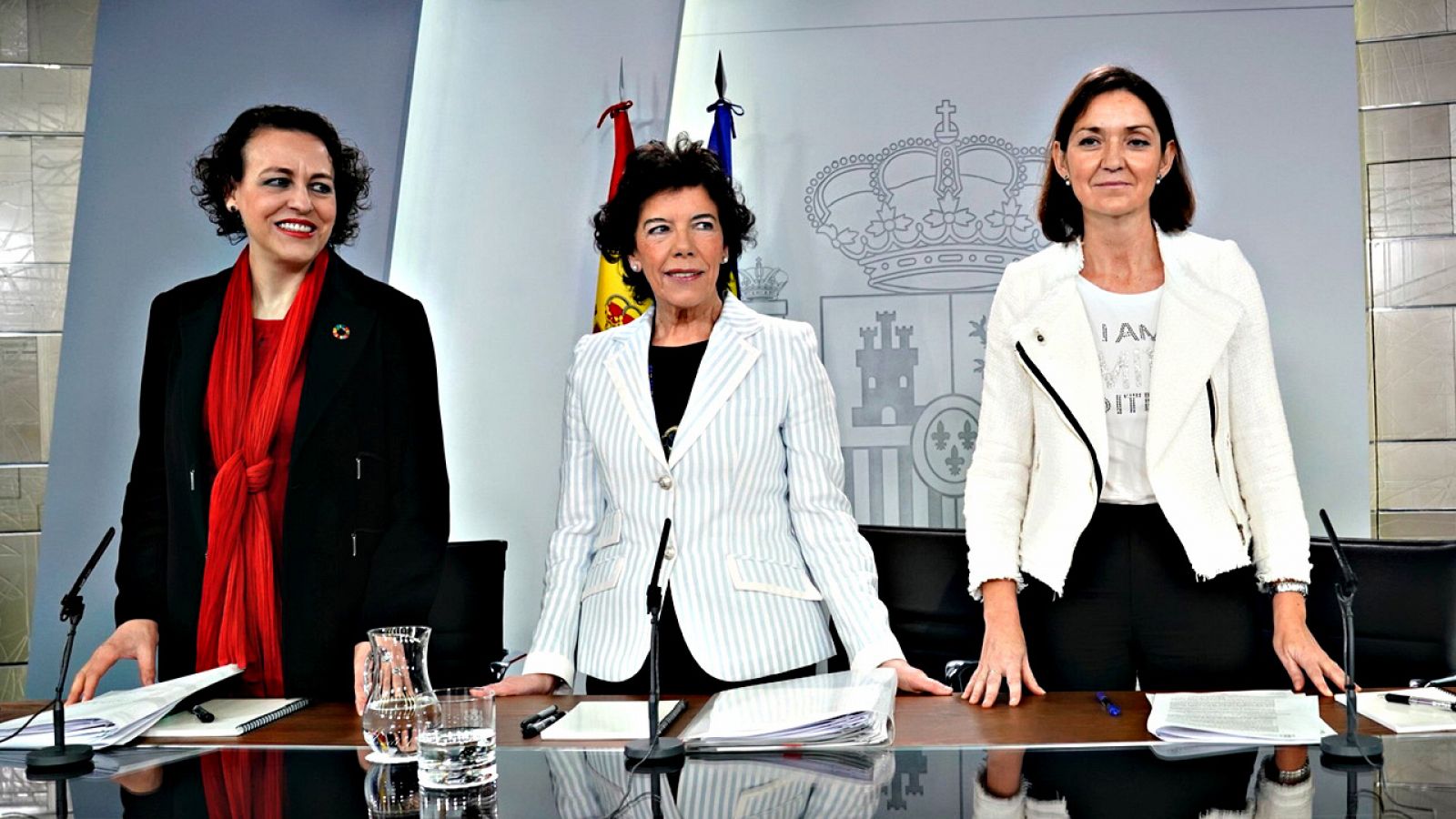 La minsitra portavoz, Isabel Celaá, flanqueada por las titulares de Trabajo, Magdalena Valerio, y de Industria, Reyes Maroto, antes de la reuda de prensa del Consejo de Ministros