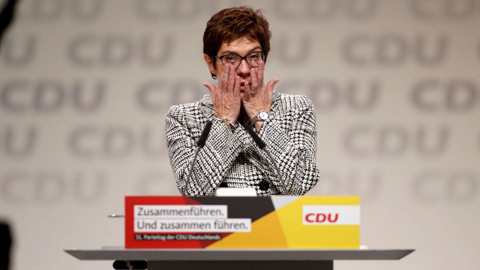 Annegret Kramp-Karrenbauer agradece su elección como presidenta de la CDU.