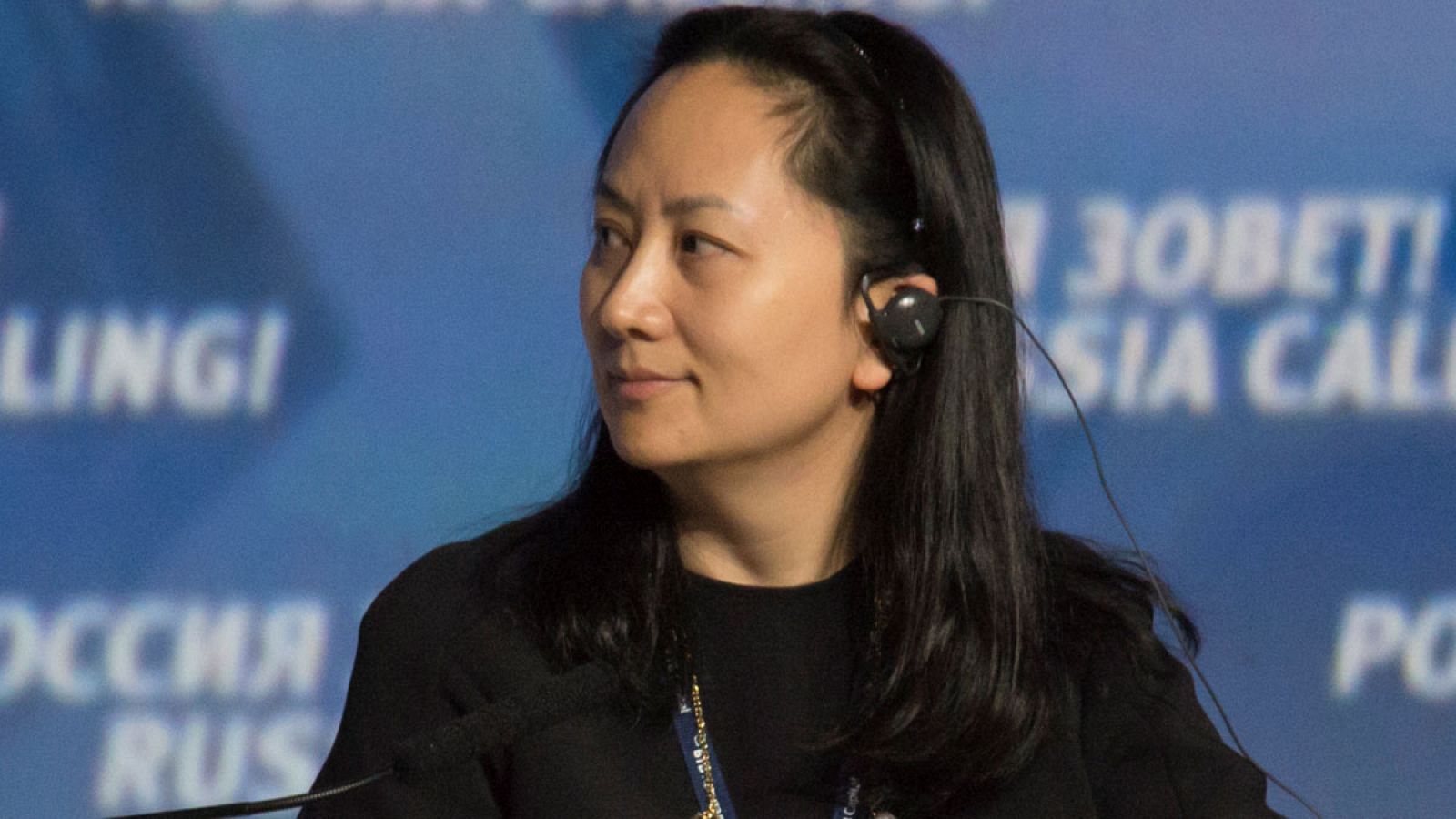 Meng Wanzhou, directora financiera de Huawei, atendiendo en un Forum tecnológico organizado en Moscú