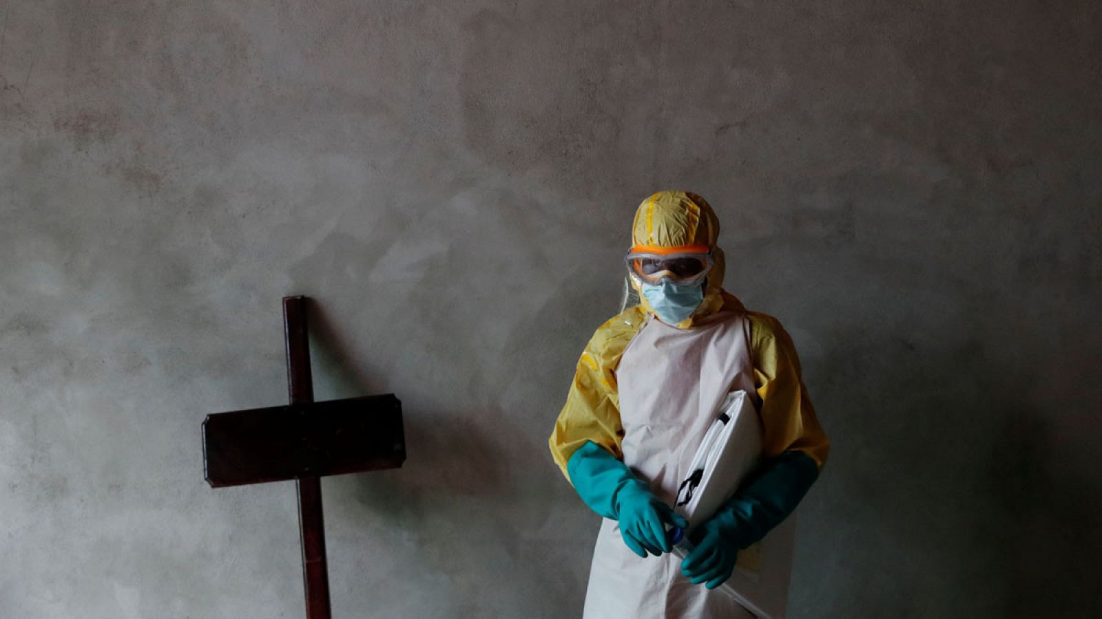Trabajador sanitario en el Congo, durante el funeral de un fallecido por ébola