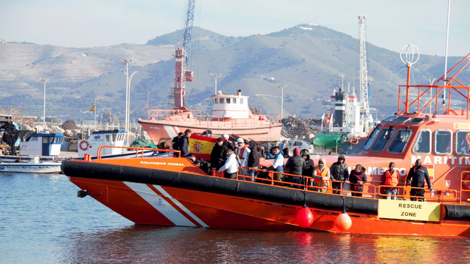 Llegada a Motril de noventa personas de origen subsahariano rescatadas por Salvamento Marítimo en las cercanías de la isla de Alborán