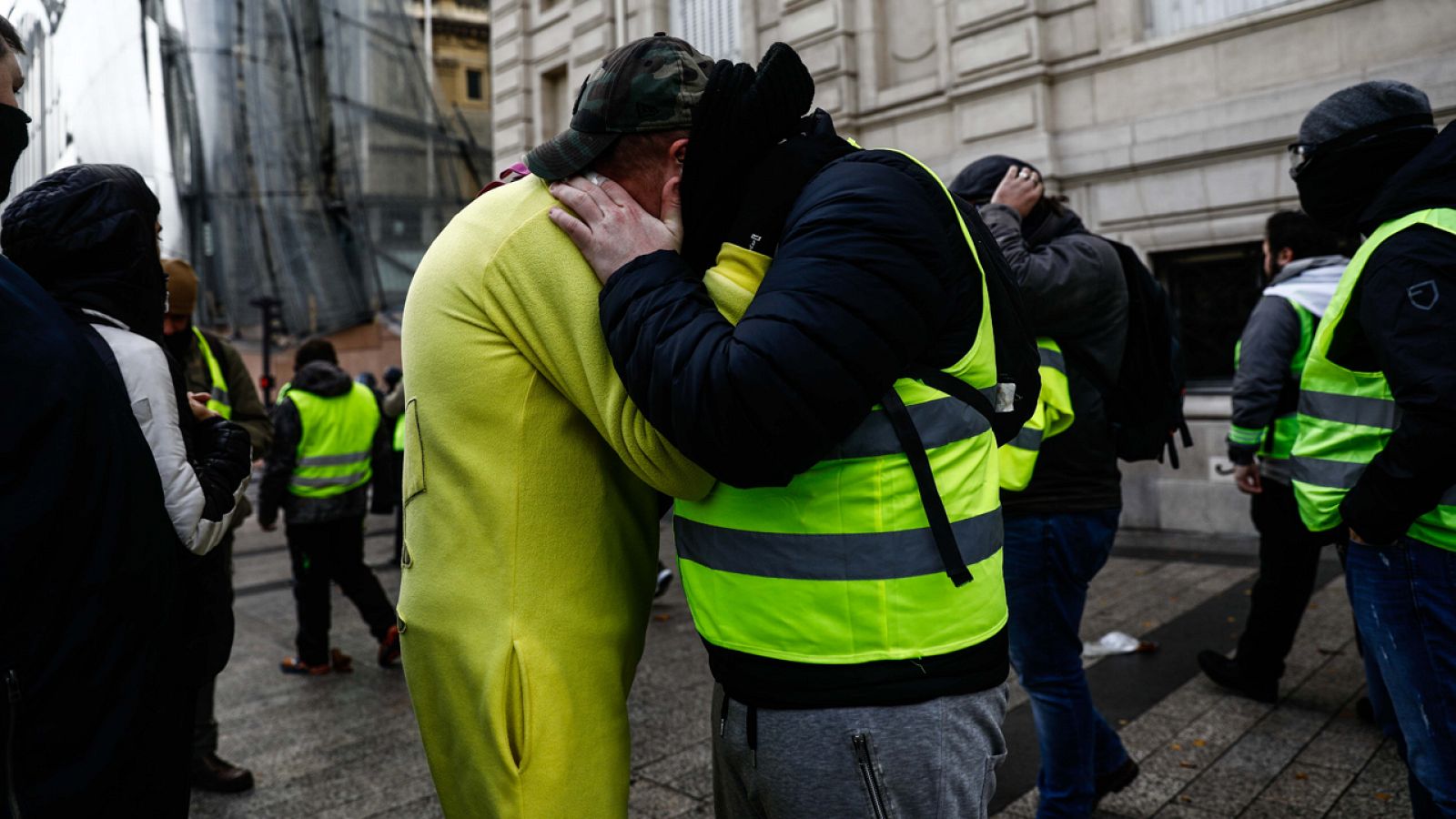 Dos manifestantes de los 'chalecos amarillos' se abrazan durante una protesta.
