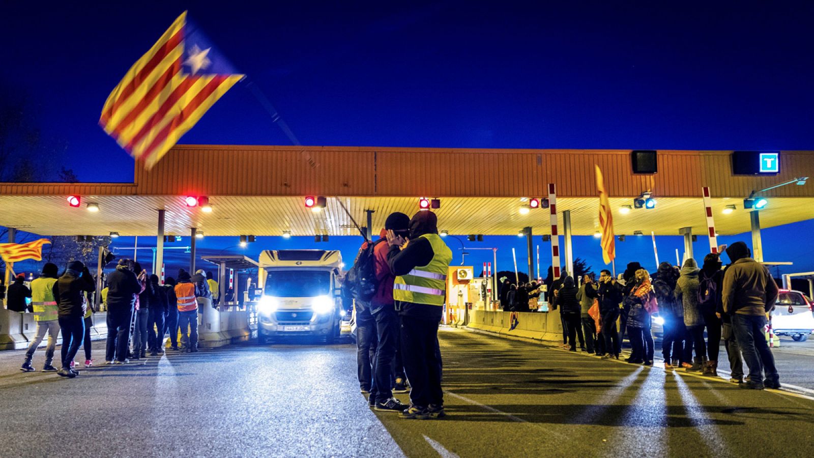 Un grupo de los Comités de Defensa de la República (CDR) levantan las barreras en la salida de la AP-7 en Girona Sud