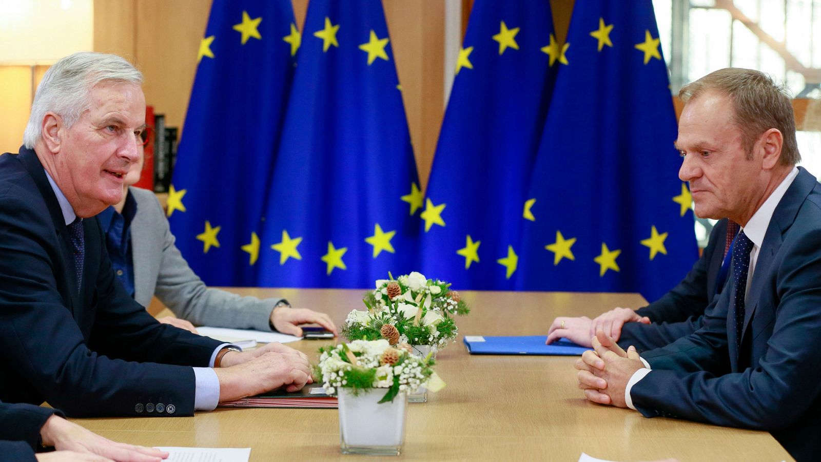 El presidente del Consejo Europeo, Donald Tusk junto al negociador por la UE para el 'Brexit', Michel Barnier