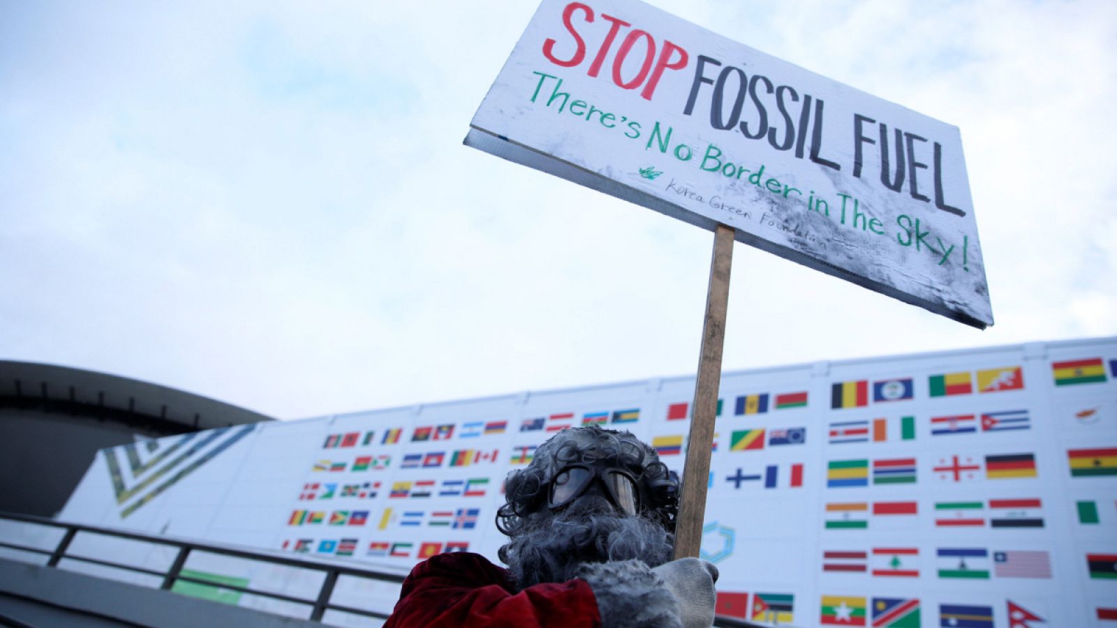 Un activista porta una pancarta contra el cambio climático en la cumbre del clima de Katowice (Polonia)