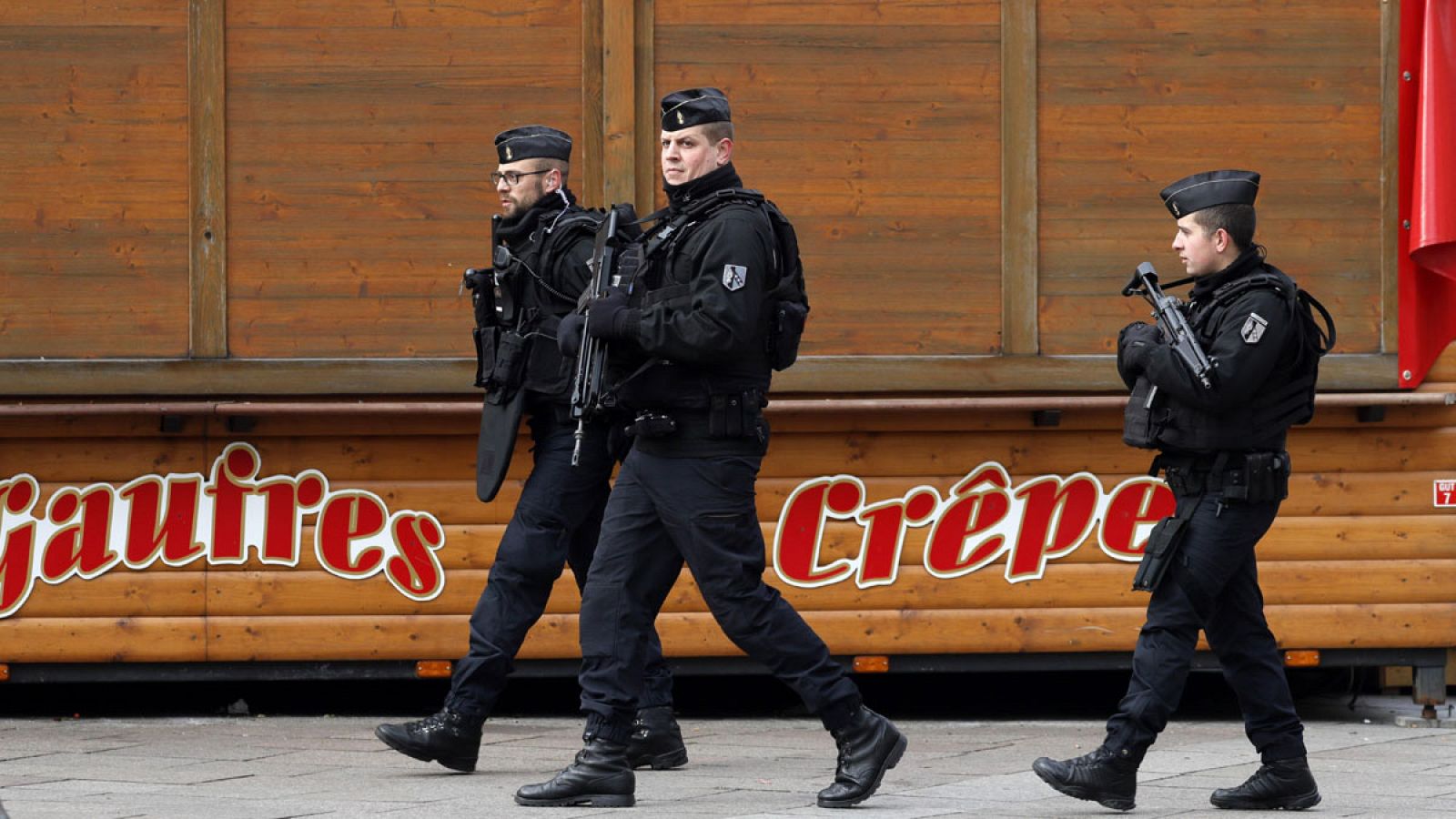 Gendarmes montan guardia cerca del lugar donde se produjo un ataque en Estrasburgo