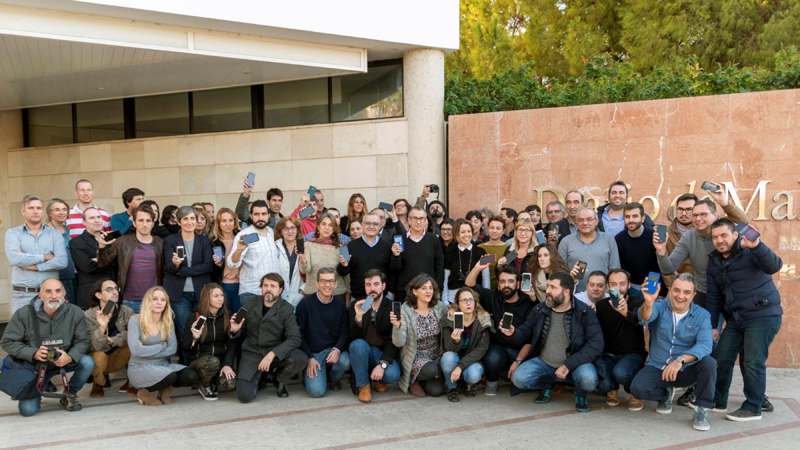 Concentración de protesta de los periodistas del Diario de Mallorca por la incautación por orden judicial del móvil de uno de sus redactores.