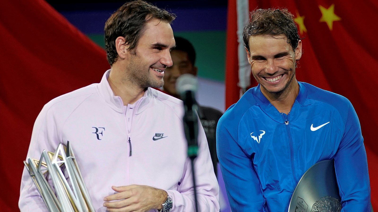 Roger Federer y Rafa Nadal, sonrientes en el Masters de Shanghái de 2017.