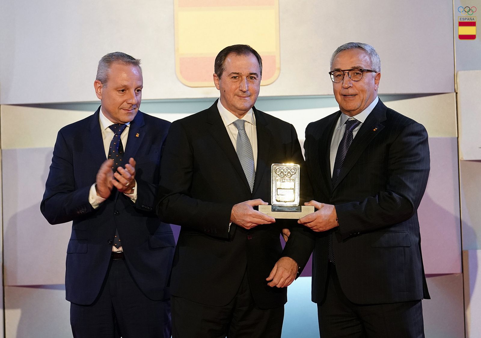 Eladio Jareño recibiendo el premio del COE