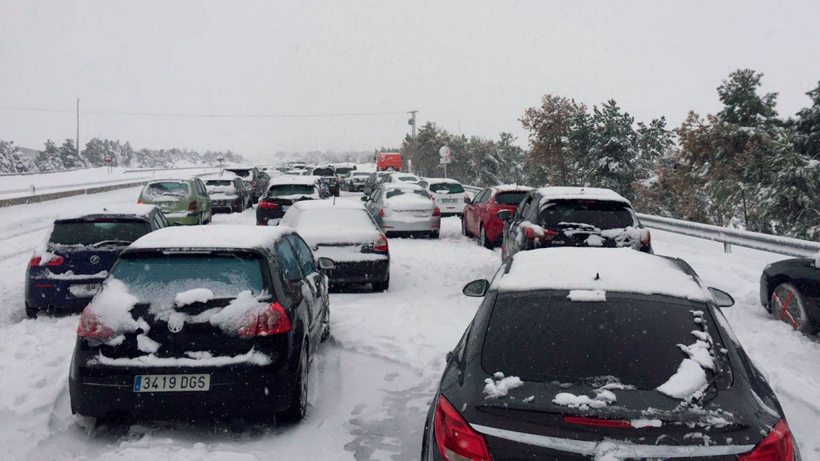 Coches atrapados por el temporal de nieve en la AP-6 en enero de 2018