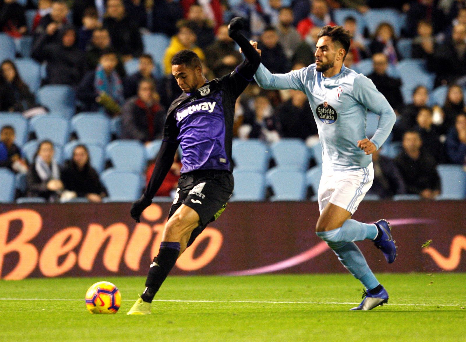 El jugador del Leganés Youssef En-Nesyri (i) juega un balón ante David Costas, del Celta, durante el partido de Liga en Primera División que disputan en el estadio de Balaídos, en Vigo.