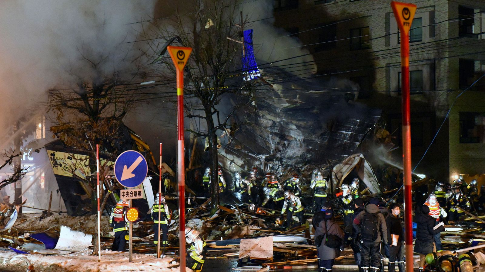 Los bomberos trabajan entre los escombros del restaurante de Sapporo, en Japón.