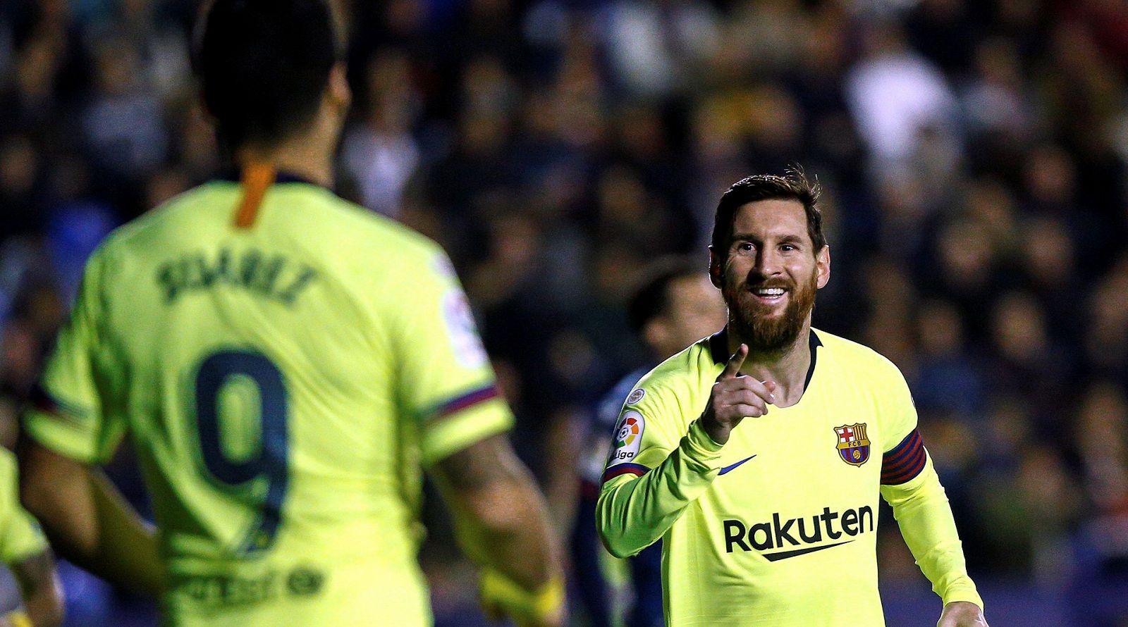 Messi celebra junto a Luis Suárez el tercer tanto del Barça en el Ciudad de Levante.