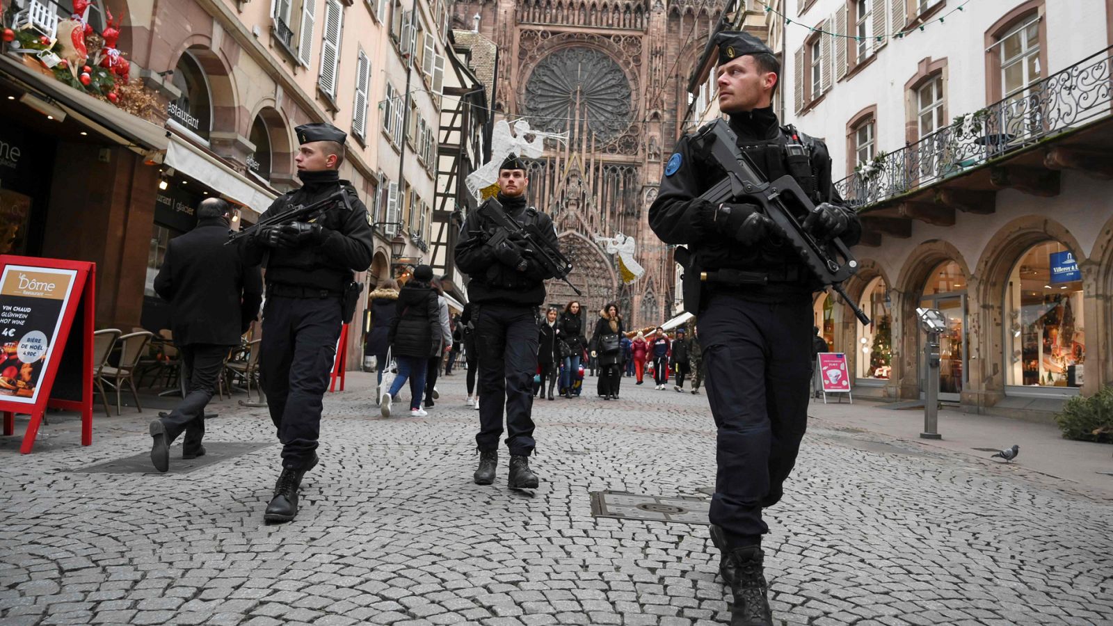 Policías franceses patrullan en el reabierto mercado navideño de Estrasburgo