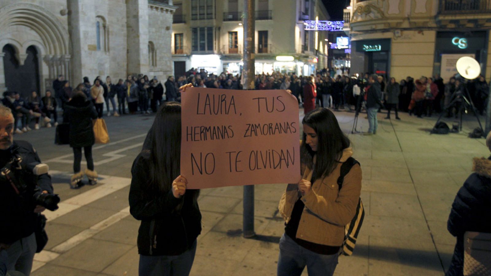 Cerca de dos centenares de personas se han dado cita esta tarde en una concentración silenciosa en Zamora