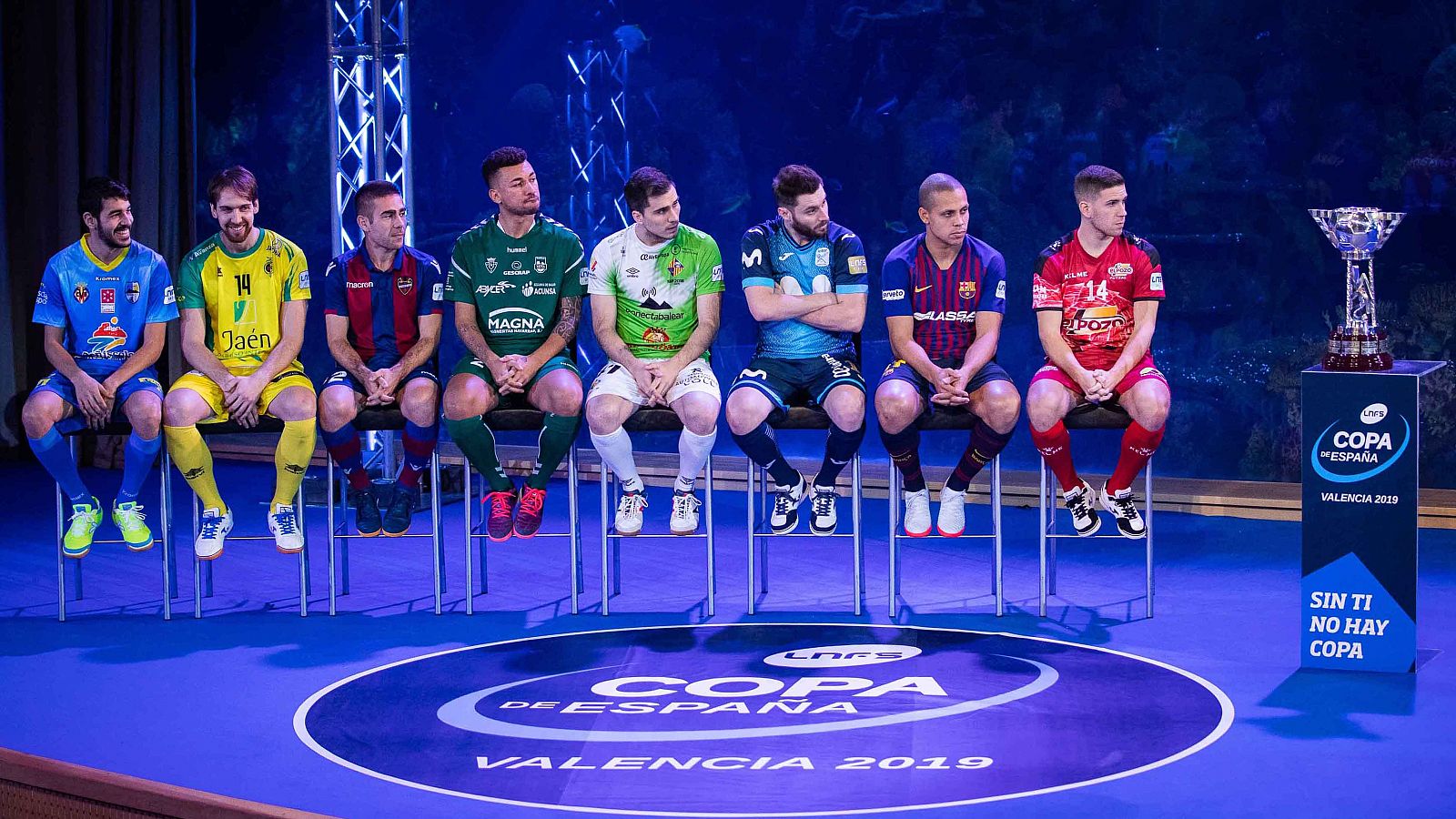 Jugadores en representación de los ocho cuartofinalistas de Copa, durante el sorteo.