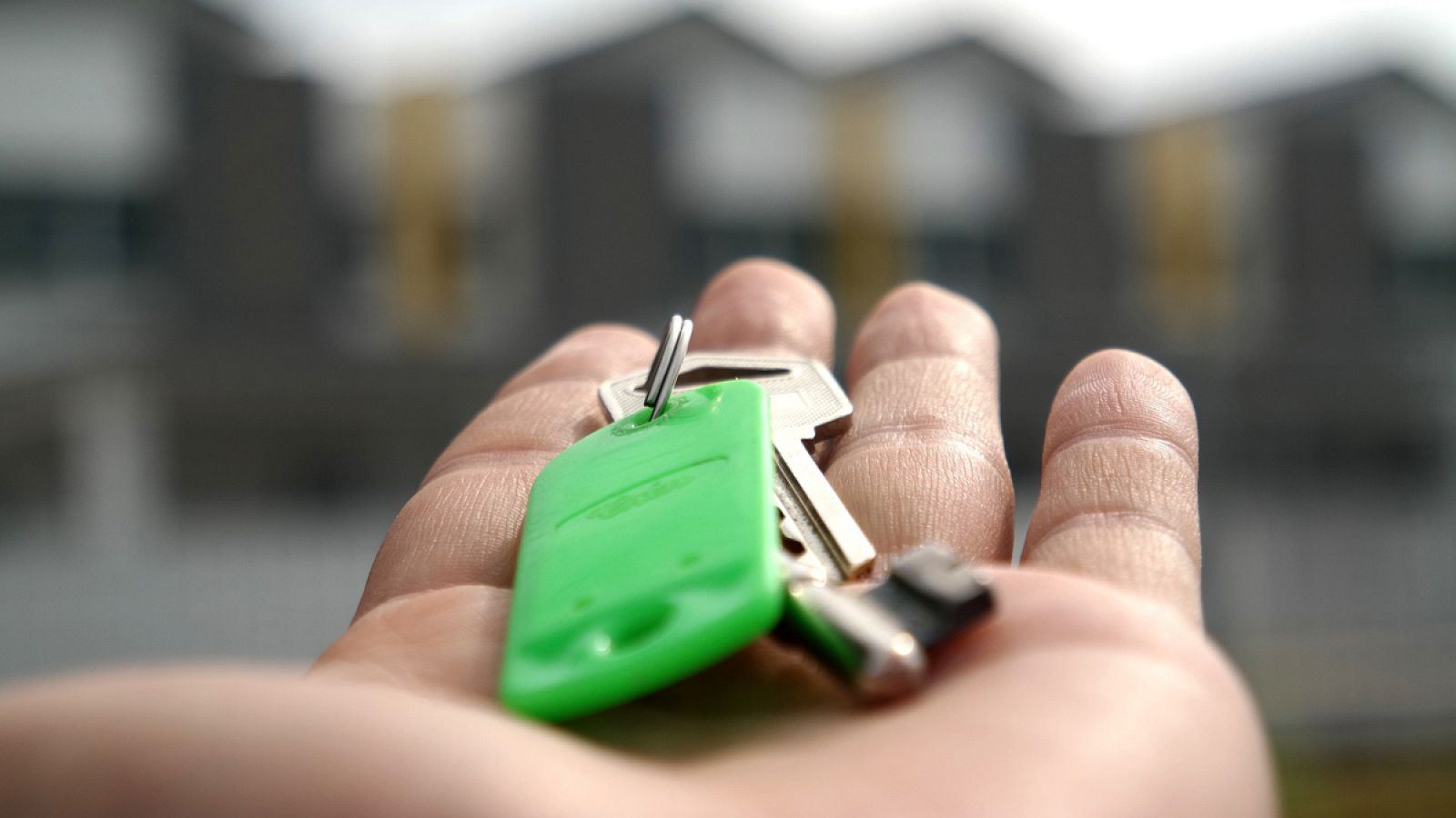 Foto de archivo de una persona sujetando las llaves de una vivienda