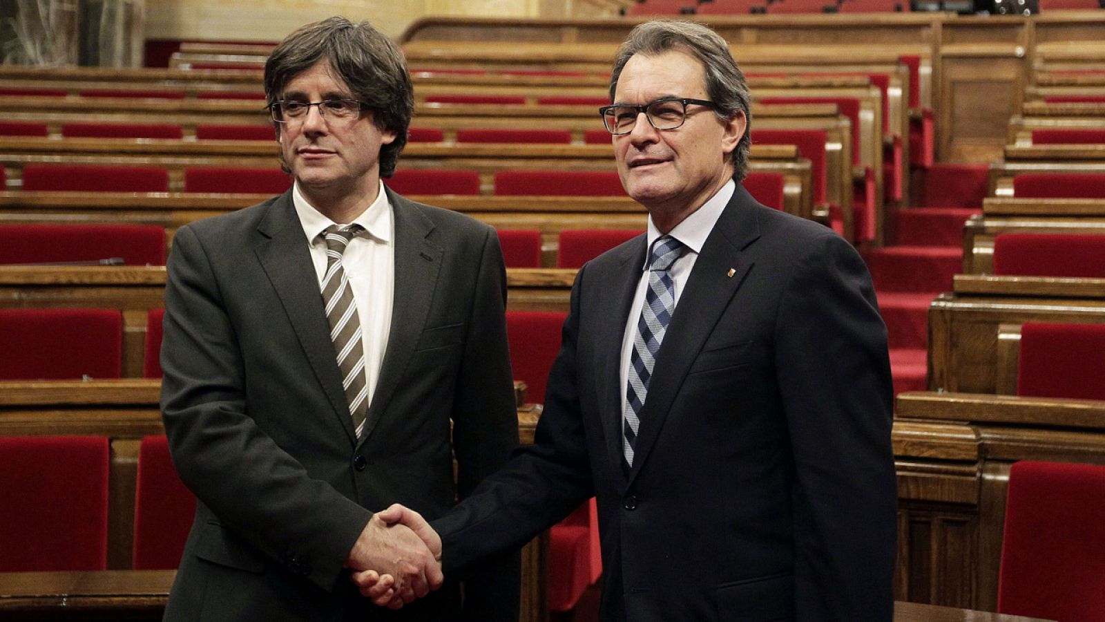 Carles Puigdemont y Artur Mas durante la investidura de Puidgemont en 2016