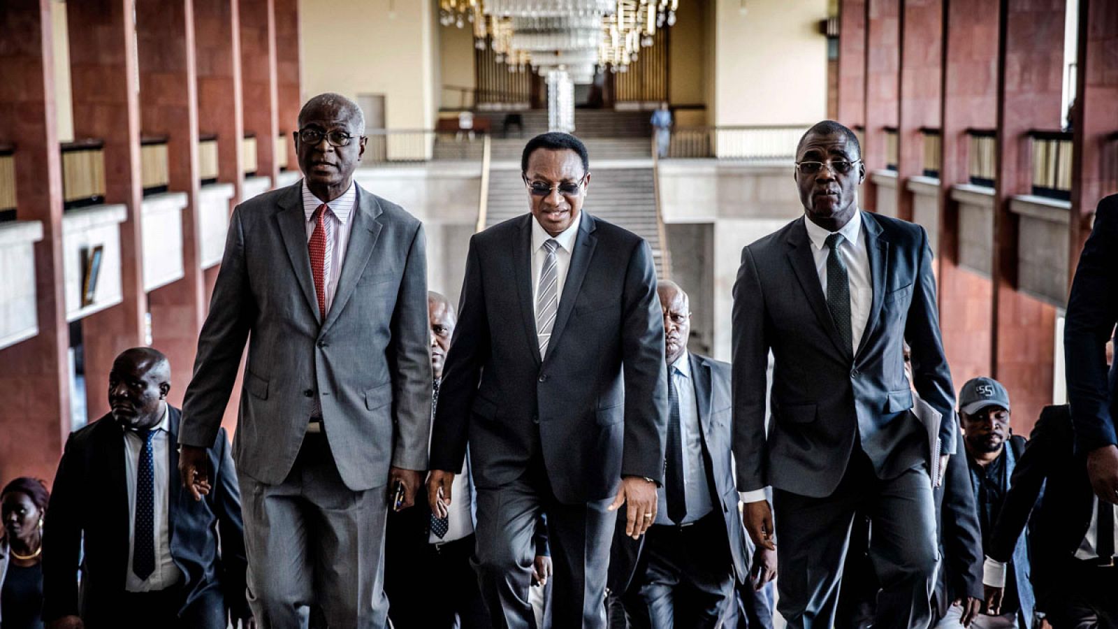 El Primer Ministro de la República Democrática del Congo, Bruno Tshibala (C), llega a una reunión con el Presidente de la Comisión Electoral de la República Democrática del Congo sobre un posible aplazamiento de la votación, en la Asamblea Nacional.