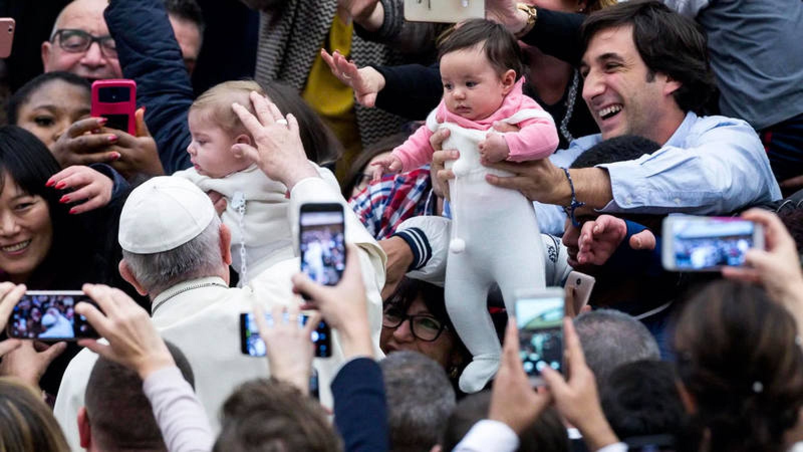 El papa Francisco saluda a niños durante su audiencia general de los miércoles en el Aula Pablo VI en el Vaticano