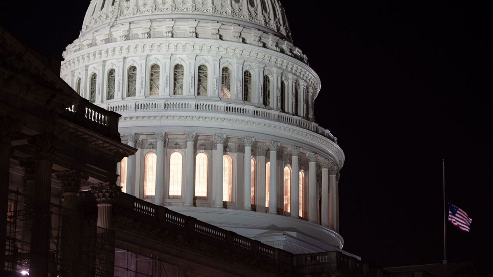 Imagen nocturna del exterior del Capitolio de Estados Unidos en Washington D. C.