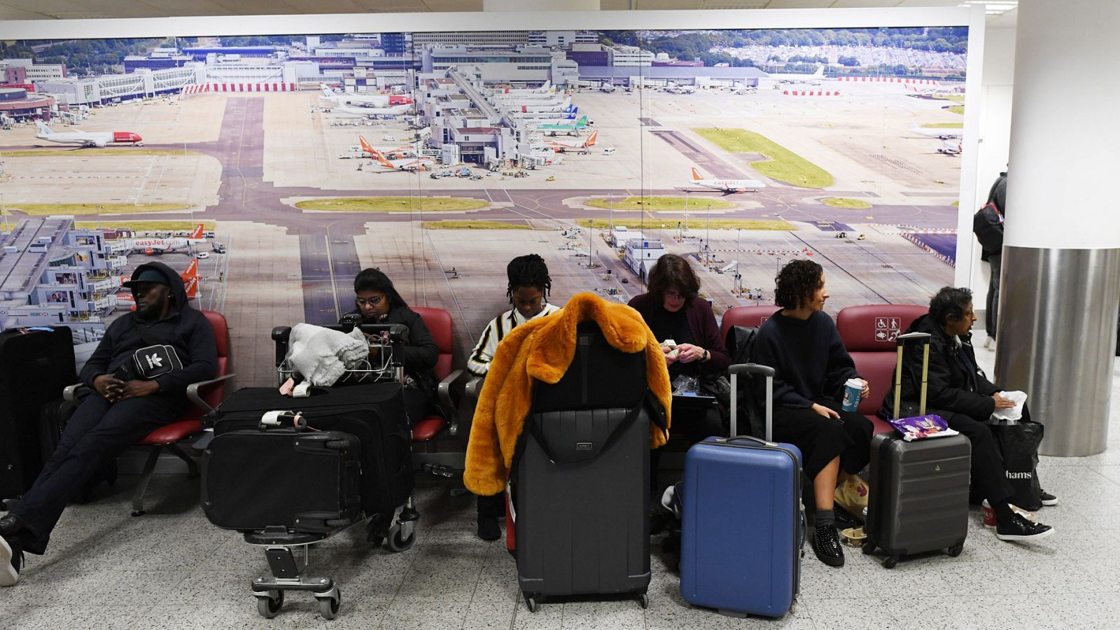 Pasajeros esperan en el aeropuerto de Gatwick tras la cancelación de su vuelo.