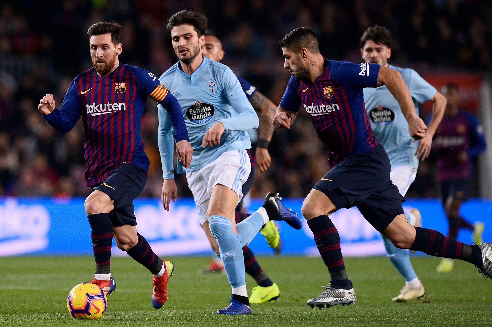 Messi lleva el balón en un ataque del Barça acompañado por Suárez ante la defensa de Yokuslu