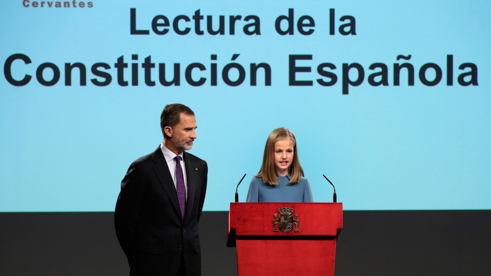 La princesa Leonor, en su primera lectura pública junto al rey.