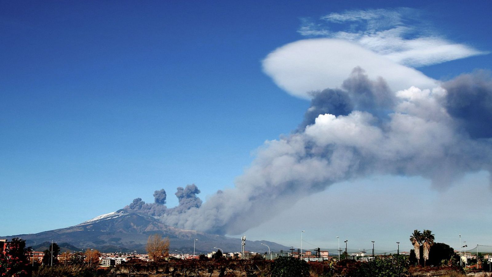 Columna de gases de la erupción del volcán Etna sobre la ciudad de Catania, en Sicilia (Italia). Foto: GIOVANNI ISOLINO / AFP