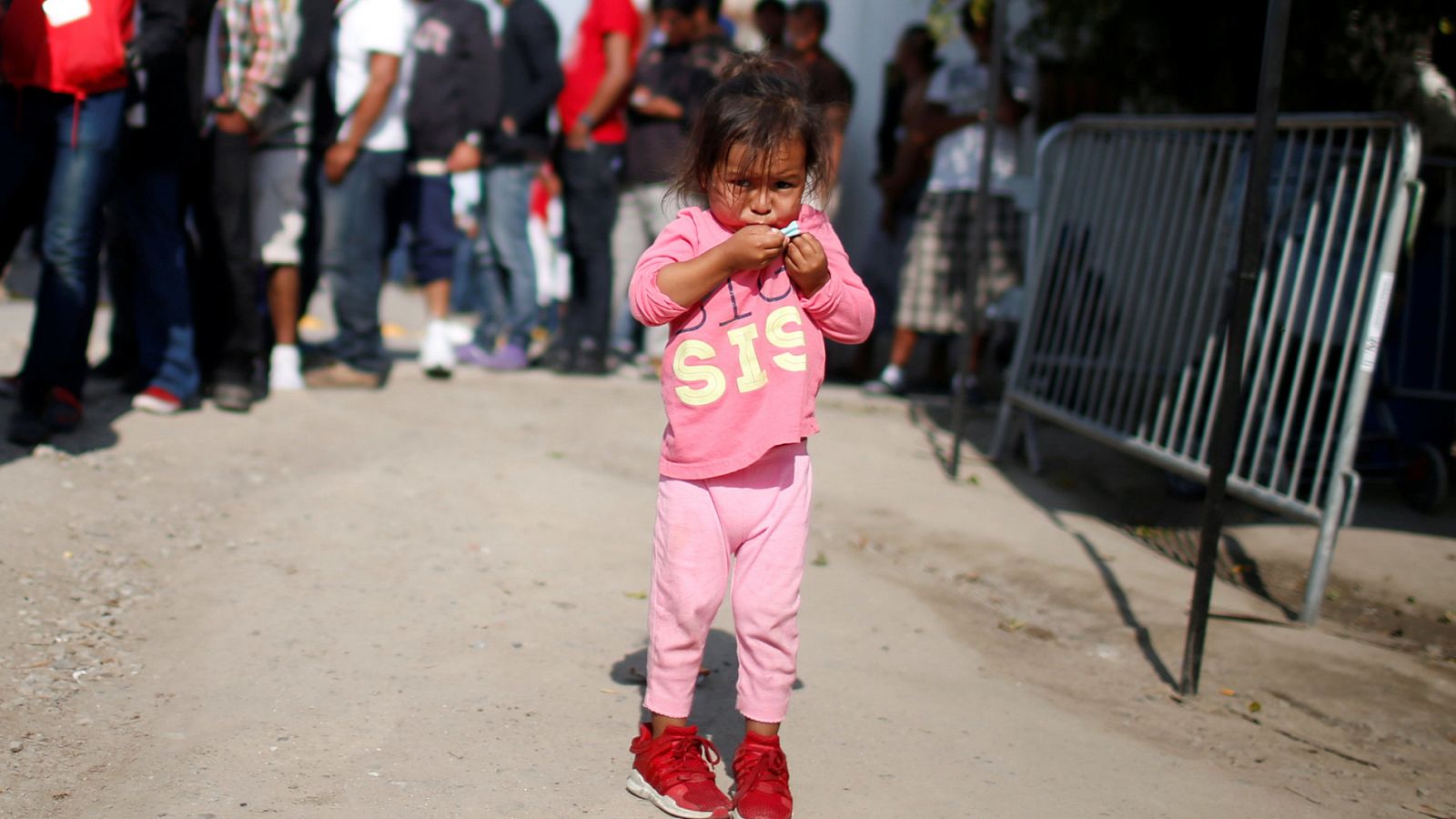 Una niña migrante durante el reparto de comida en Tijuana, México