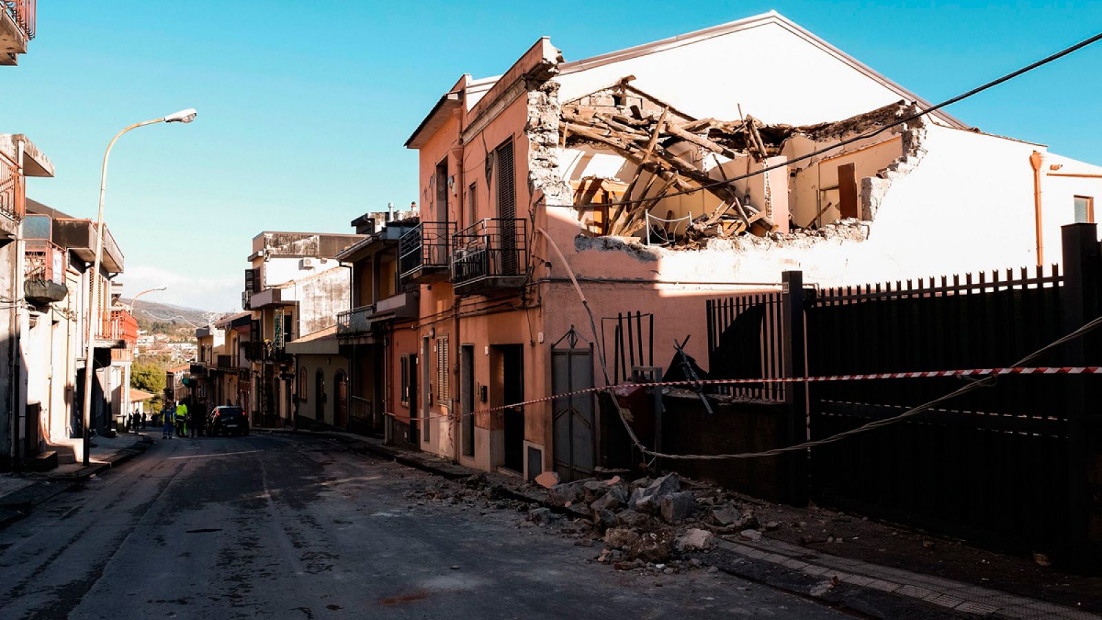Casa dañada por el terremoto en Zafferana Etnea, en Catania.AFP