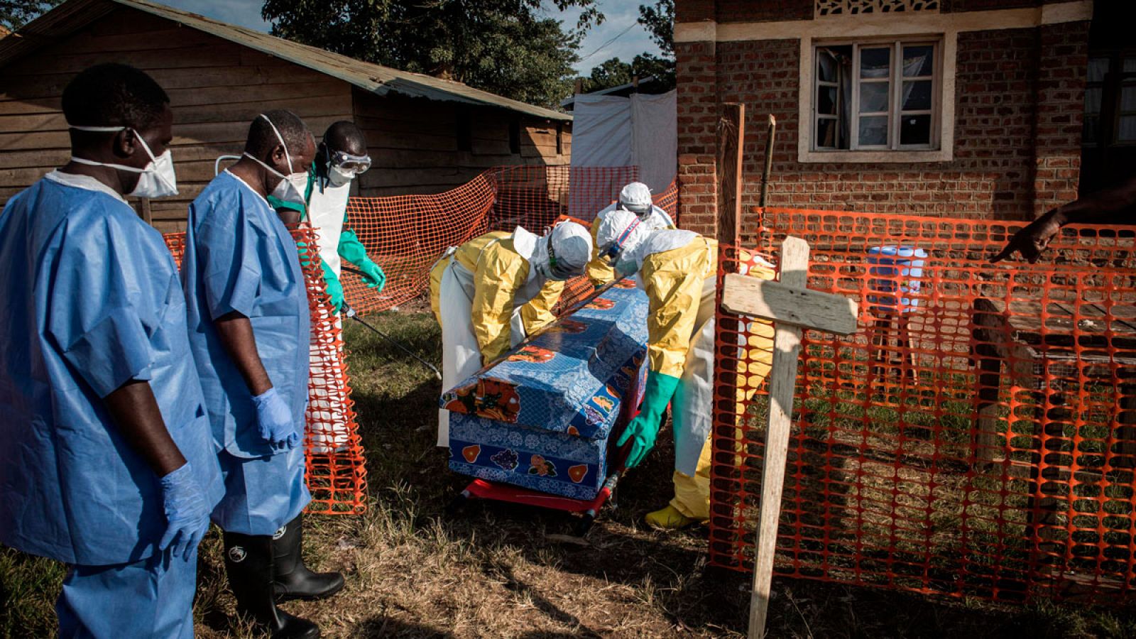 Sanitarios desinfectan el ataud de una víctima de ébola en Beni, en la República Democrática del Congo
