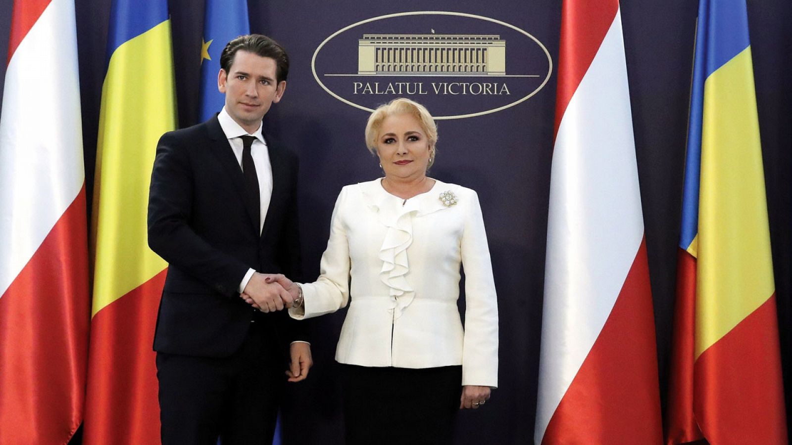 El canciller austríaco, Sebastian Kurz, entrega el testigo de la Presidencia de la UE a la primera ministra rumana, Viorica Dancila
