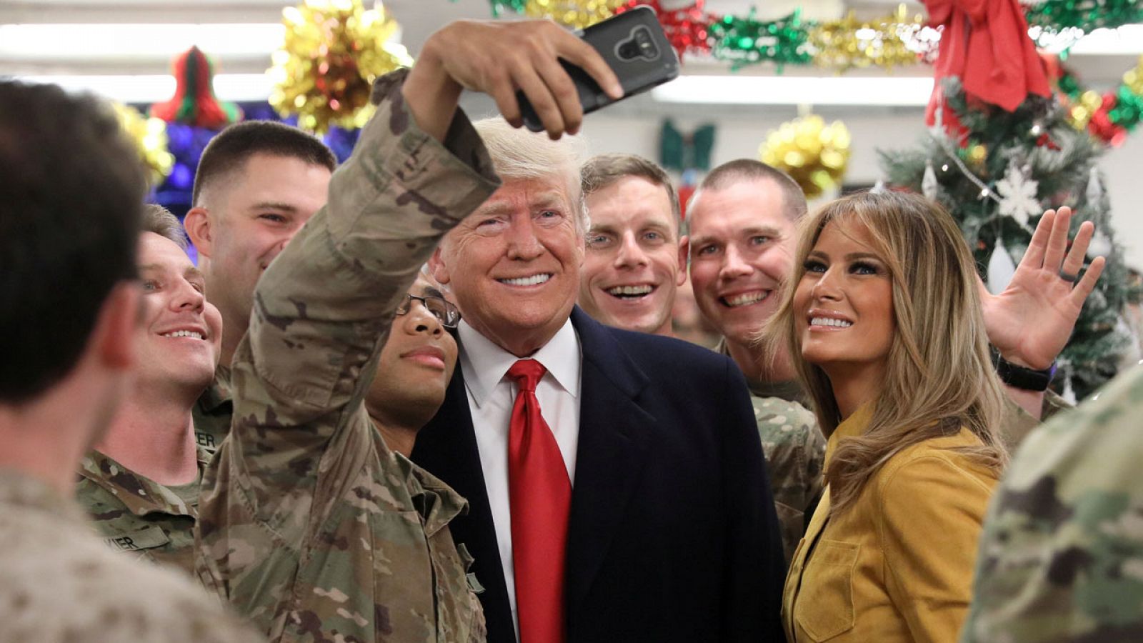 Trump y Melania visitan por sorpresa a las tropas estadounidenses en Irak
