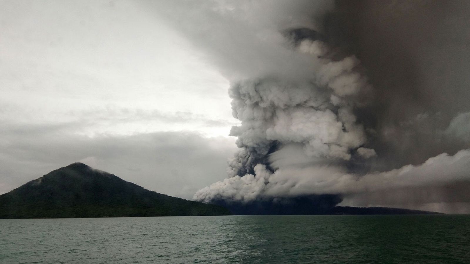 Indonesia eleva la alerta en el volcán Anak Krakatau que provocó el tsunami