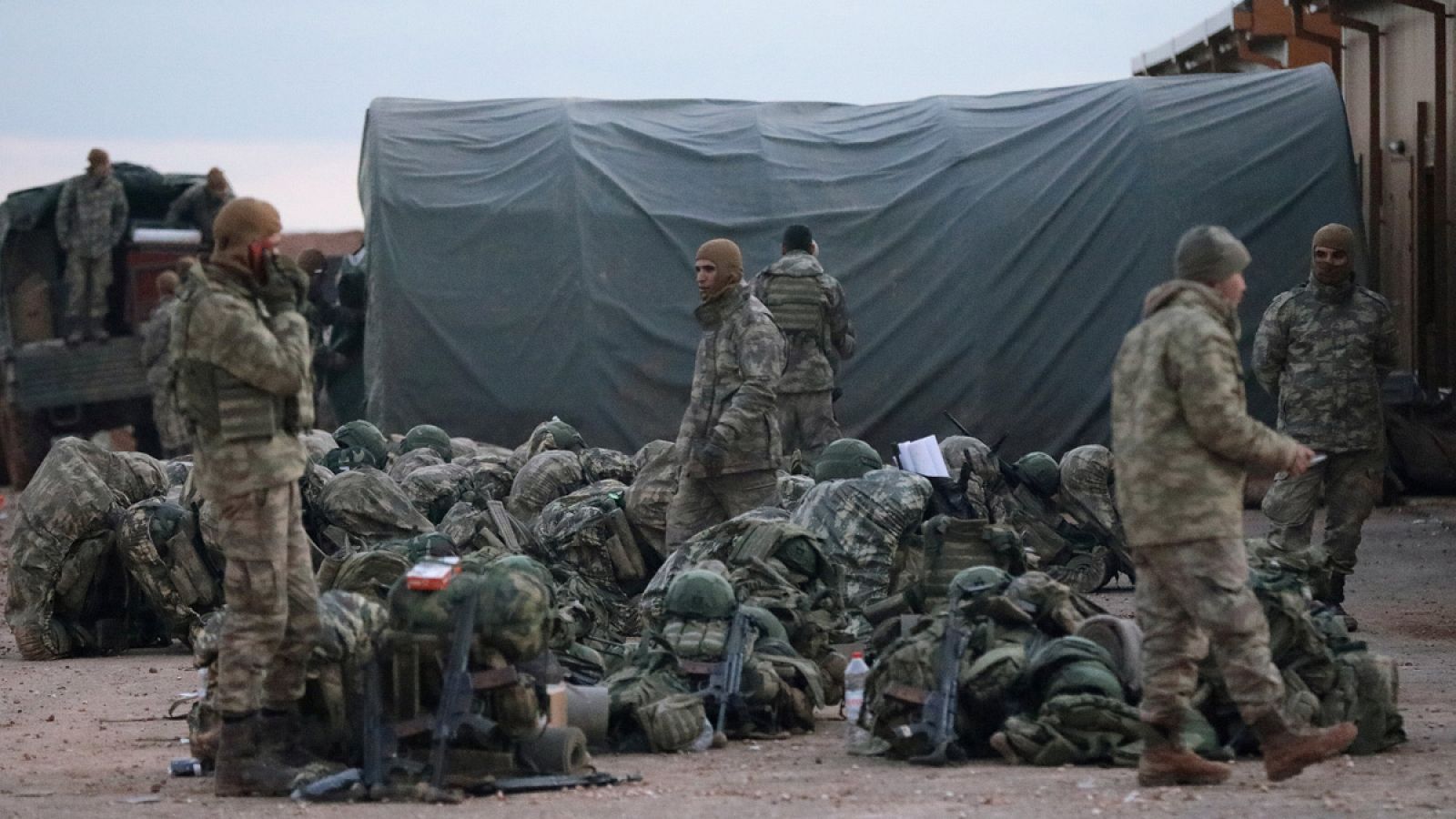 Soldados turcos en las inmediaciones de Manbij