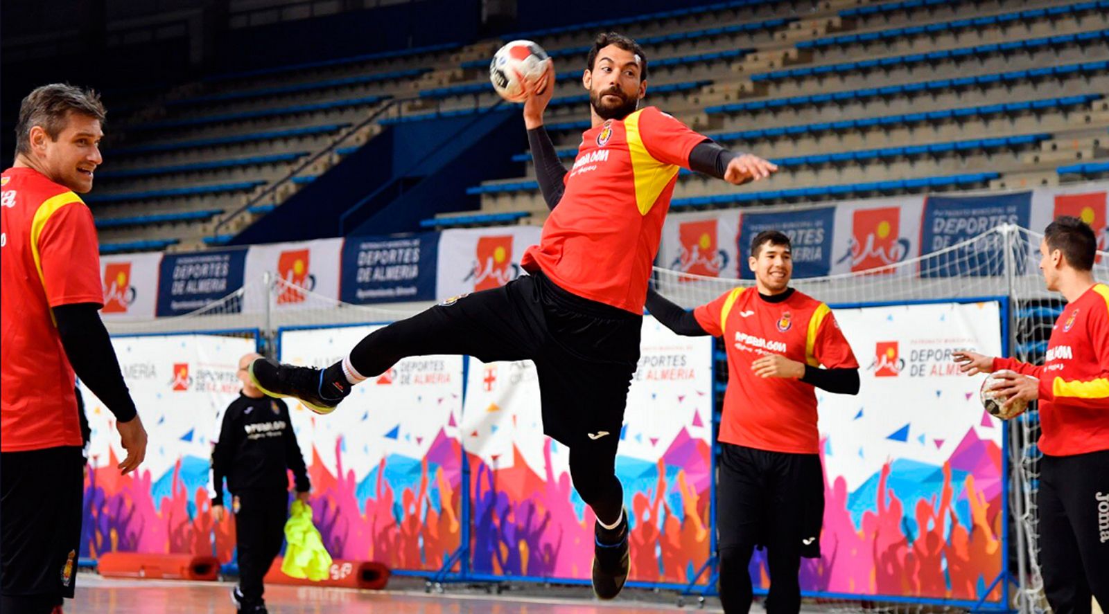 Dani Sarmiento efectúa un lanzamiento en un entrenamiento con la selección española.