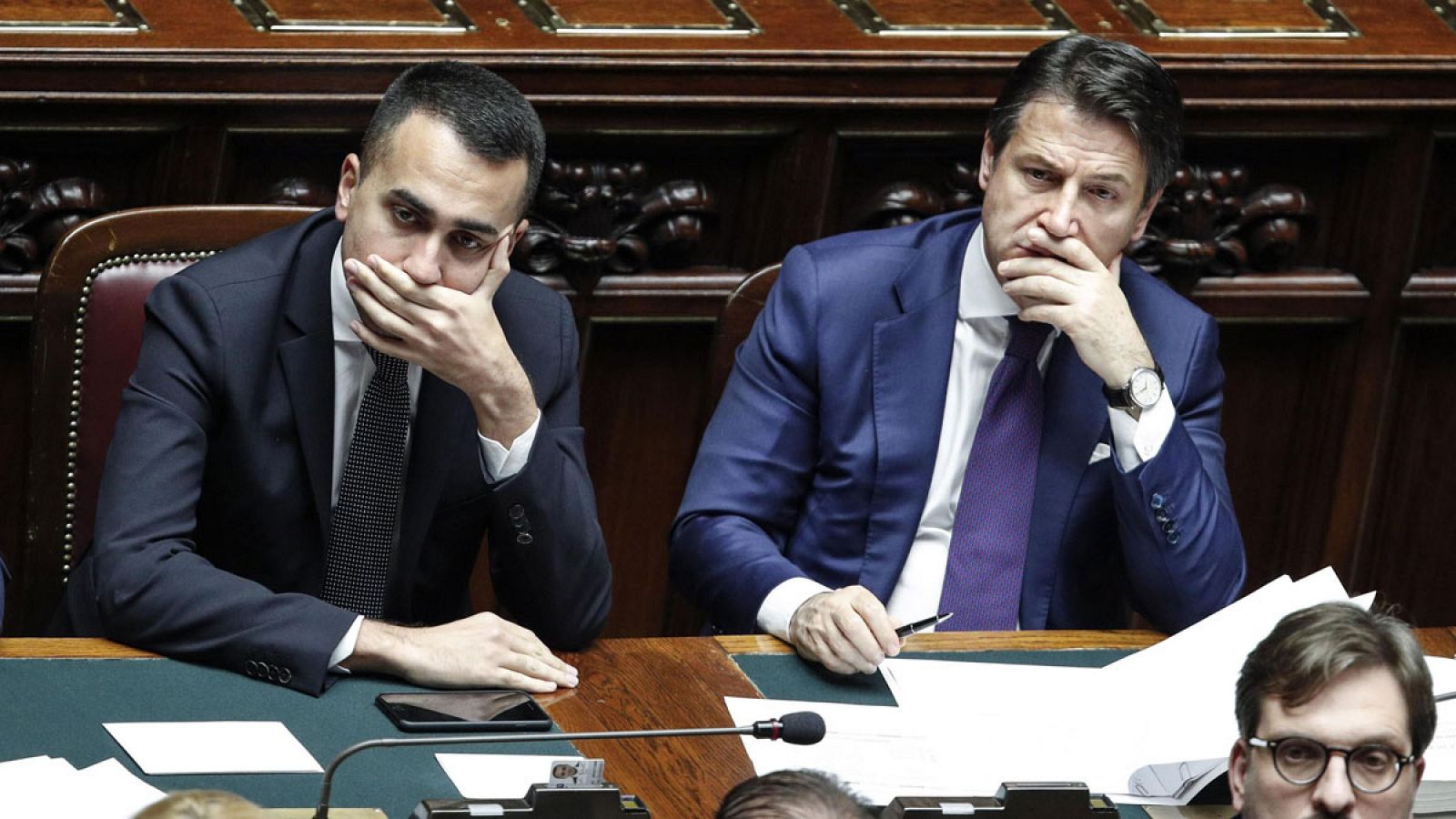 El primer ministro italiano, Giuseppe Conte, con el viceprimer ministro italiano, Luigi Di Maio, durante el debate previo a la votación sobre la Ley de Presupuestos.