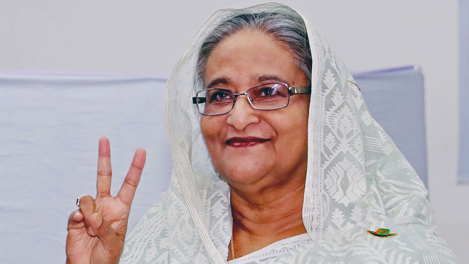 La primera ministra de Bangladesh, Sheikh Hasina, realiza el símbolo de la victoria después de votar en Dhaka, Bangladesh.